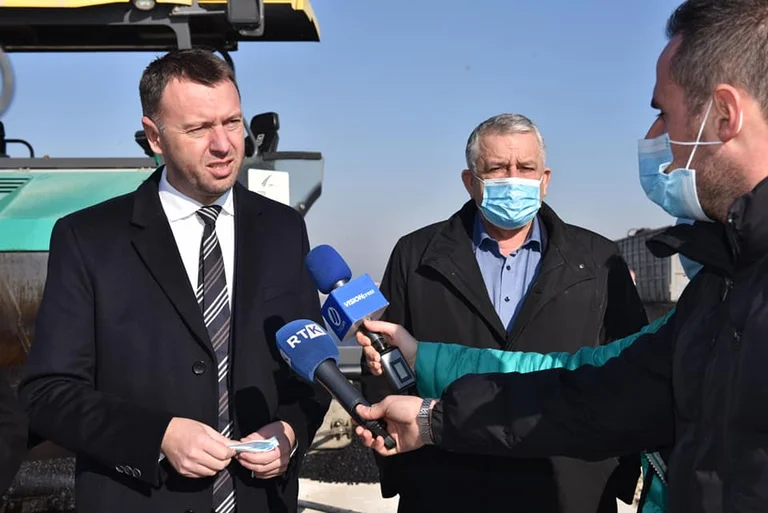 Terribile: Il Ministro Abrashi ha infettato COVID-19 teste a Podujevo per la campagna