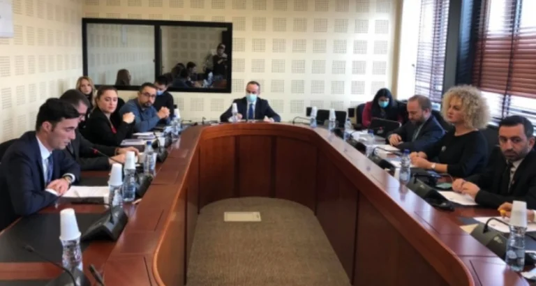 Simmons informará a la Comisión: Todos están de acuerdo, excepto en el LDK