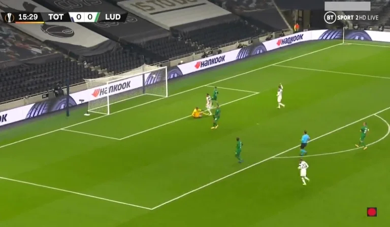 Winnitius du brillant Tottenham à Londres, regarde le but qu'il vient de marquer contre Ludgoreth