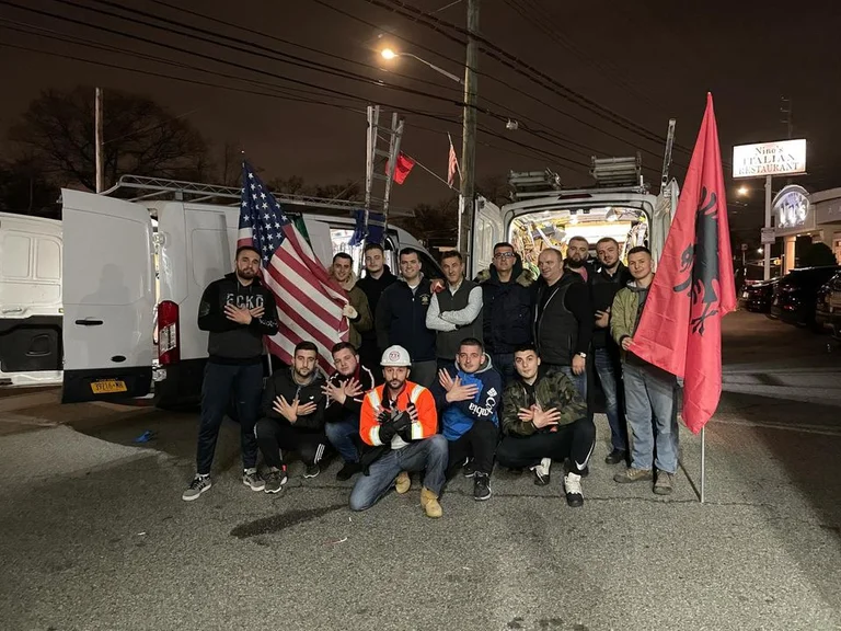 En l'honneur du 28 novembre, les Albanais de New York remplissent les quartiers de nuit avec drapeau national