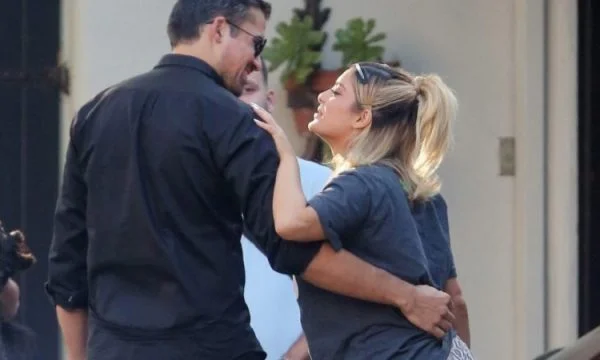 Bébé Rex sort des images embrasser son petit ami