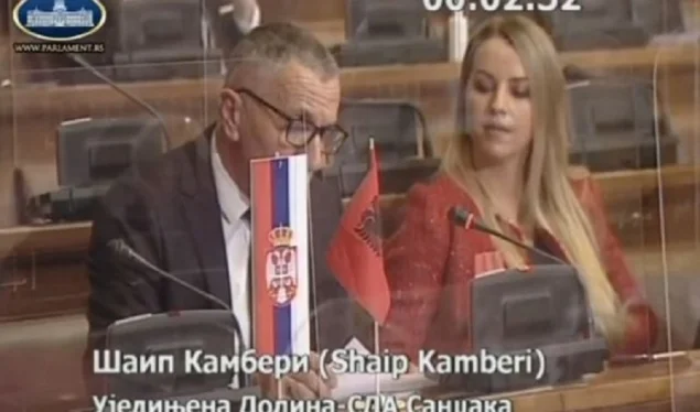 Shaip Kamberi met le drapeau albanais au Parlement serbe
