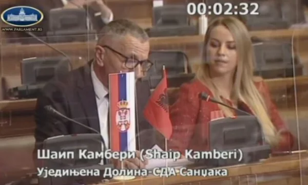 Le moment où Daciq demande à Camber de retirer le drapeau rouge et noir du Parlement serbe