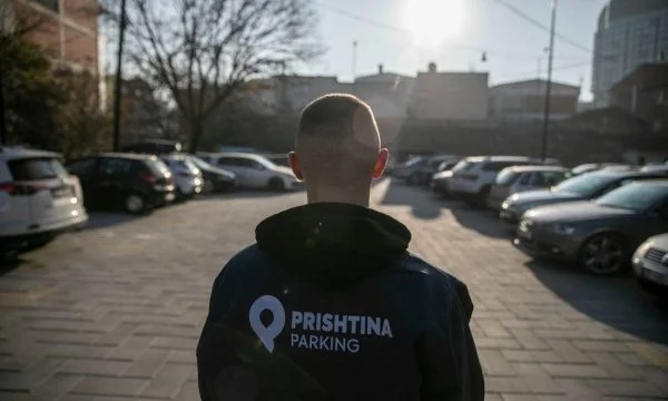 Ahmeti mostra come saranno fatte le spese di parcheggio, le auto saranno bloccate per coloro che non pagano.