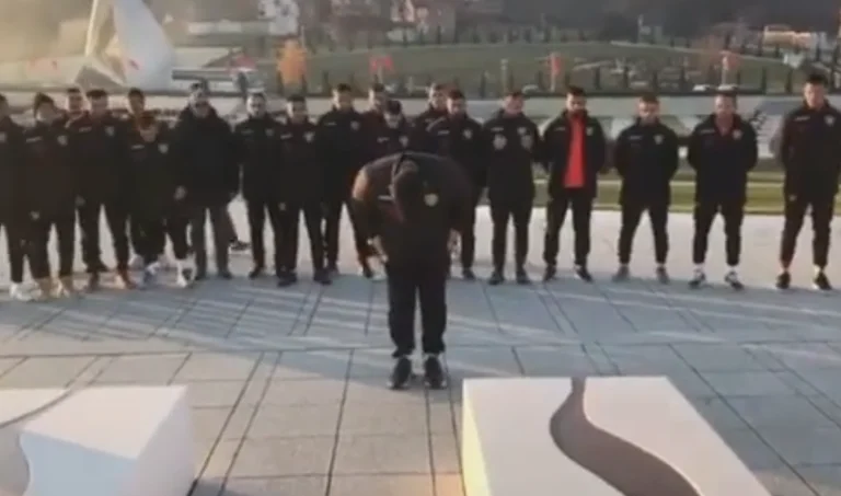 Après la mort de Maradona, Ismet Munich emmène son hôte à Prekaz