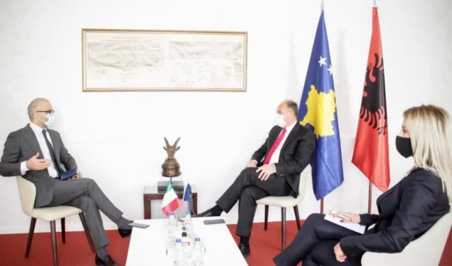Hoxhaj war italienischer Botschafter Nicola Orlando bei der Sitzung und sprach über die Lage im Kosovo