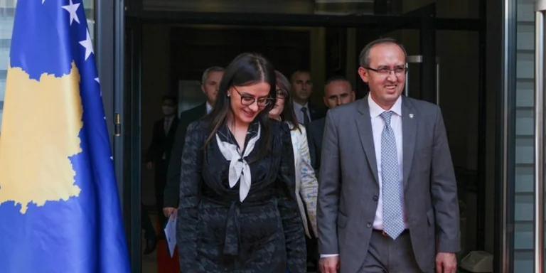 Prime Minister Hoti reagiert auf Melza Haradinaj für Aussagen zu Vuciqi: Ich bin der Chef.
