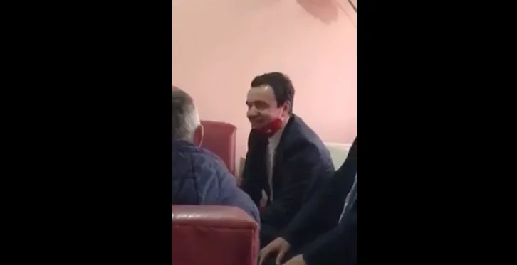 Kurti: Il padre della madre di Glauk ha un figlio del padre di zio del padre di mia zia, Heheheheh