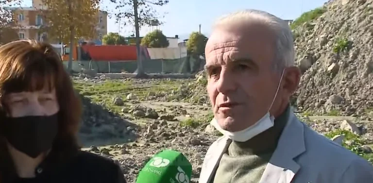 Perdió a sus tres hijos y a su esposa en el terremoto, la confesión de Albert Cara: Tocando al chico, aún vivo