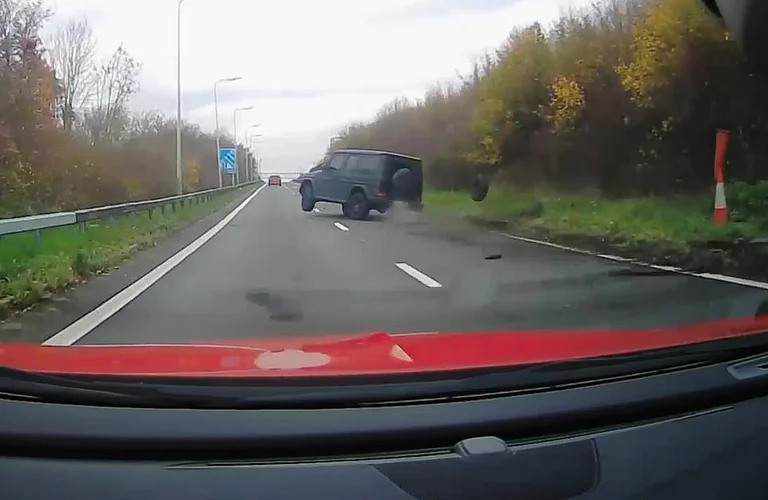 The terrifying moment the Arsenal Superstar loses its Mercedes (Video) direction