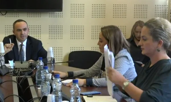 Donika Kadaj calci Manaj Rock duro sulla commissione: codardo, perché nascondi la lettera?
