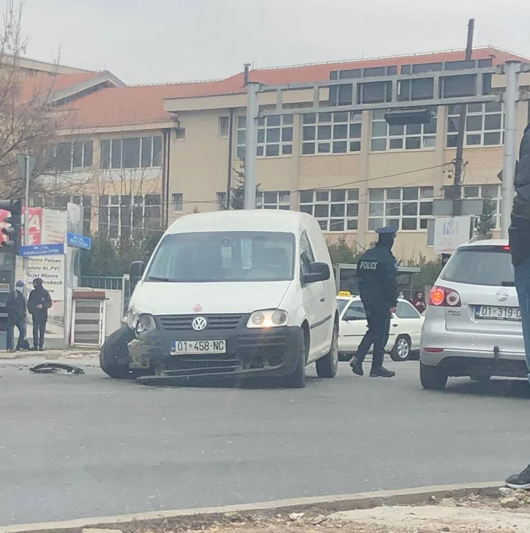 Incidente stradale al semaforo Fush-Kosovo