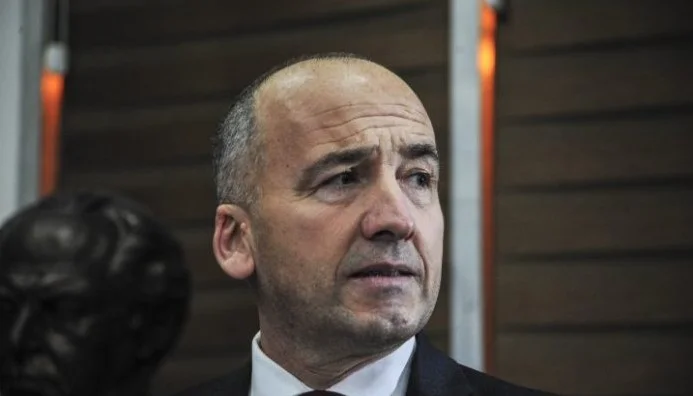Muharari pour la déclaration de Selmanaj: Une personne sur l'effet dit un mot que vous n'auriez pas dû parler.