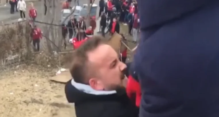 Turchi da “crazed” dopo il fan del video di calcio che rischia la sua vita per unirsi allo stadio è diventato virale
