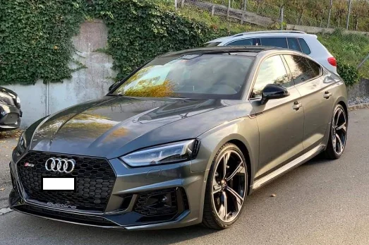 El futbolista albanés presenta nuevo coche Audi RS5