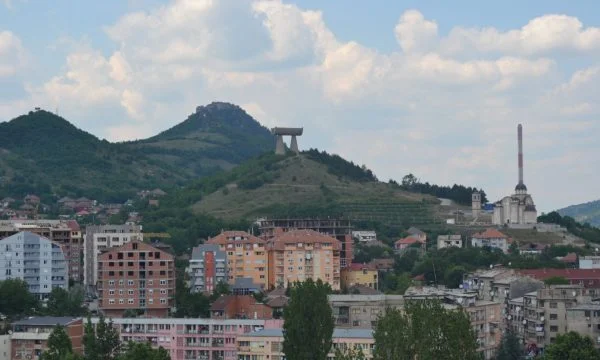 Patën mosmarrëveshje, mitrovicasi i shkon në shtëpi dhe e gjuan me kallashnikov