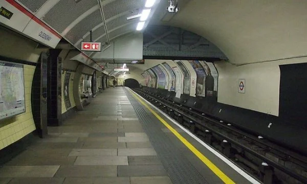 Geführt mit Pistole im Gürtel, Polizeiarrest Albanisch in London