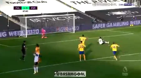 Fulham attaquant très malheureux, glisse et perd pénalité à Everton