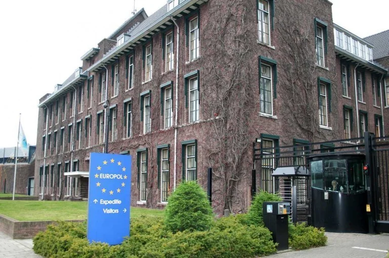 Mediumi serb në Kosovë shkruan se Tribunali në Hagë nuk po bën sa duhet për “të vërtetën” dhe “drejtësinë”