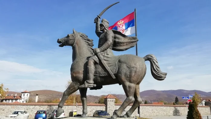 Brûler le drapeau de la Serbie à Gracanica Molotov cocktail