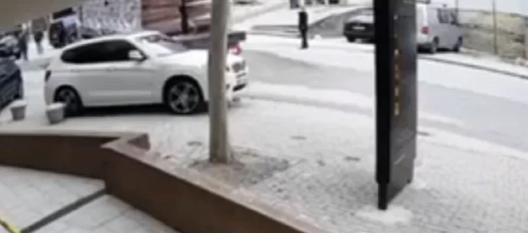 Camión con materiales de construcción arrastra un BMW a Pristina