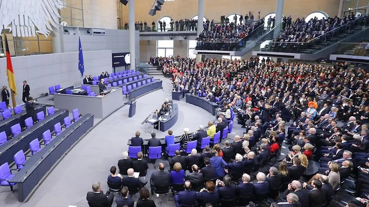 Parlamento Scandal, fisicamente attaccato Merkel MPs
