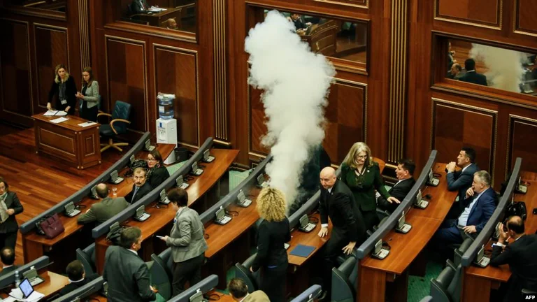 Daut veut les votes du PDK pour Ramush, oublie qu'AAK avec des gaz lacrymogènes avait entravé l'élection de Hashim Thaci