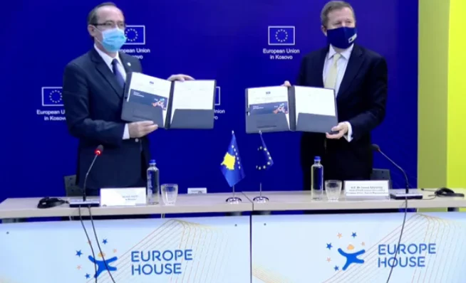 EU gibt Kosovo 26,5m Euro, Premierminister Hoti unterzeichnet Vertrag