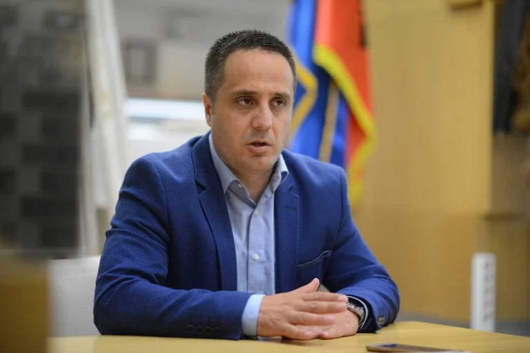 Selmanaj: Albin Kurti po e prish qeverinë për shkak të kolltukut