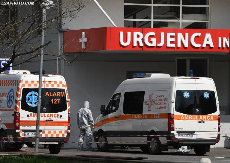 Dolor: Dieciséis - mes - el viejo David muere en Albania
