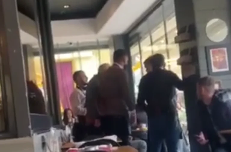 Les migrants de Syrie s'affrontent avec des serveuses dans la capitale