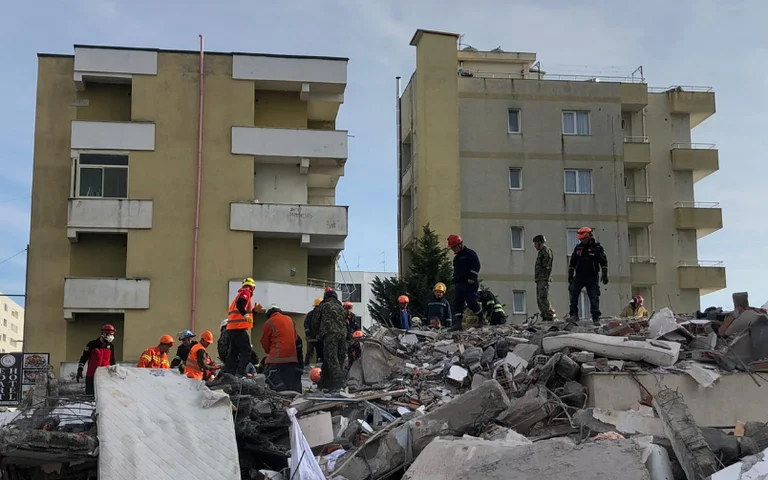 L'epidemia di terremoto a Durres, l'accusa di indagini ravvicinate, conduce alla prova di 16 imputati