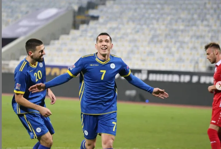 Tre giocatori di calcio del Kosovo nella migliore formazione di gruppo 3