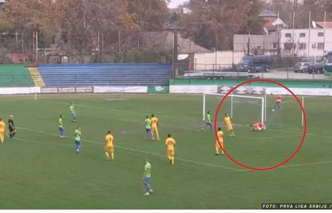 Amateur Kurdish en Serbia, el portero dona el balón al oponente para anotar