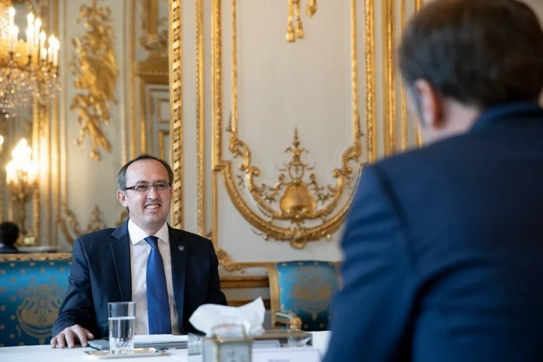 Removed from session: “Hot at a virtual meeting with Macronin”