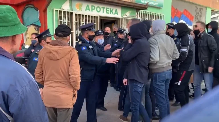 L'action sur les pharmacies du Nord : rassemblement des citoyens serbes, inspecteurs d'insultes, policiers