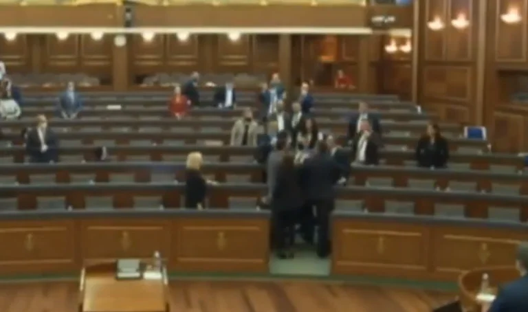 Les députés s'écrasent, la police dit avoir des informations sur ce qui s'est passé à l'Assemblée
