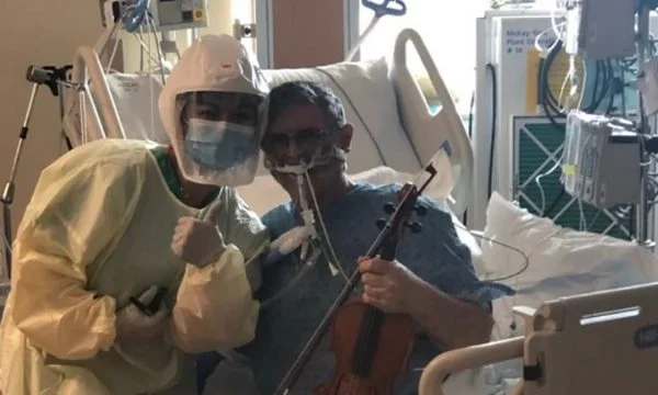 COVIDD-19 está en el violín para agradecer al personal del hospital donde se está tratando