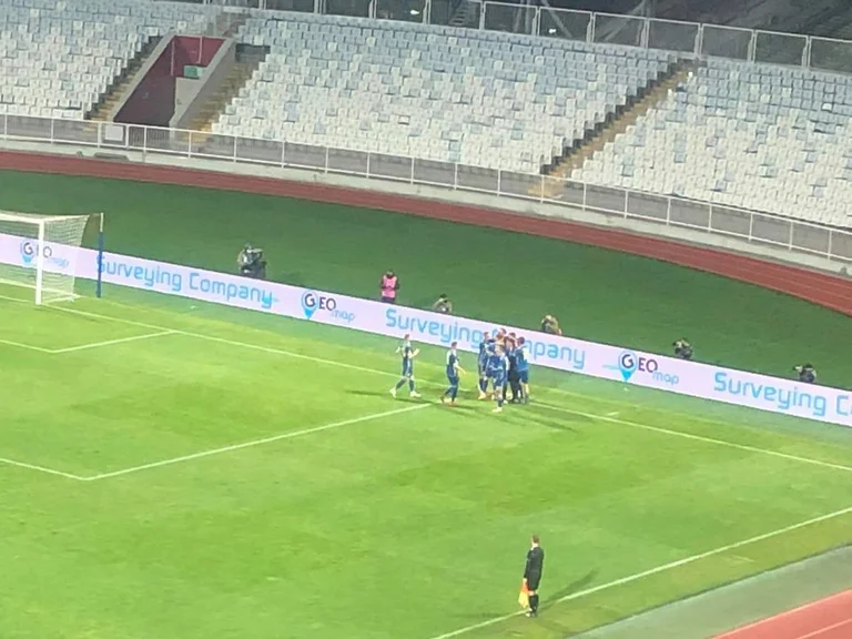 GOOOOL: Liberté Kastrati marque pour les dardiens