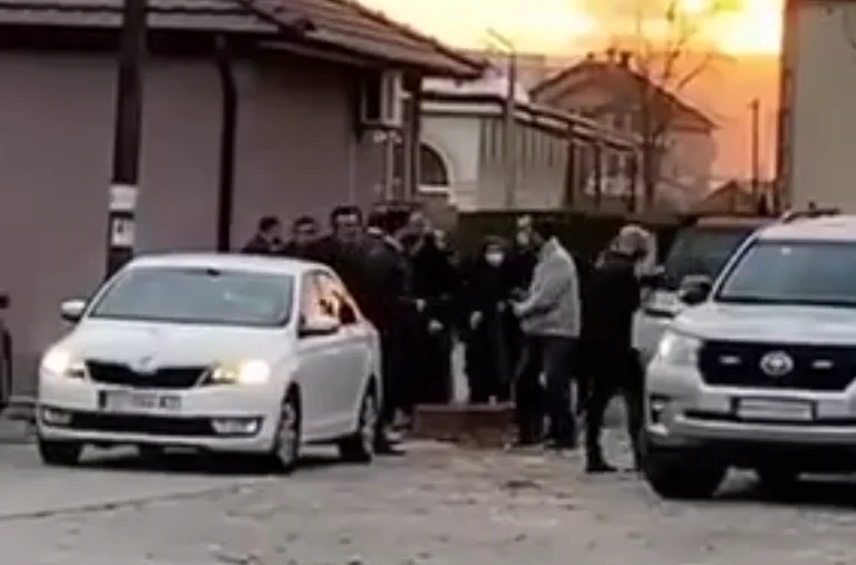 Kurt ne respecte pas les mesures contre le coronaire: Rassembler des gens dans la mosquée