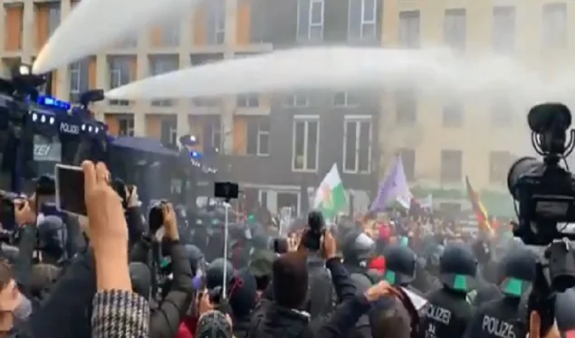 The Germans, the police standing surrounded Bundestag