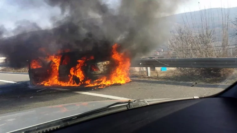 Conducía y se quemó su coche, y la policía está dando detalles sobre la condición del conductor.