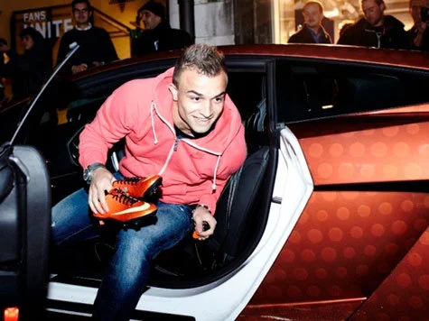 Shaqiri marche dans les rues de la Suisse avec son super Lamborghini coûte 200 mille euros