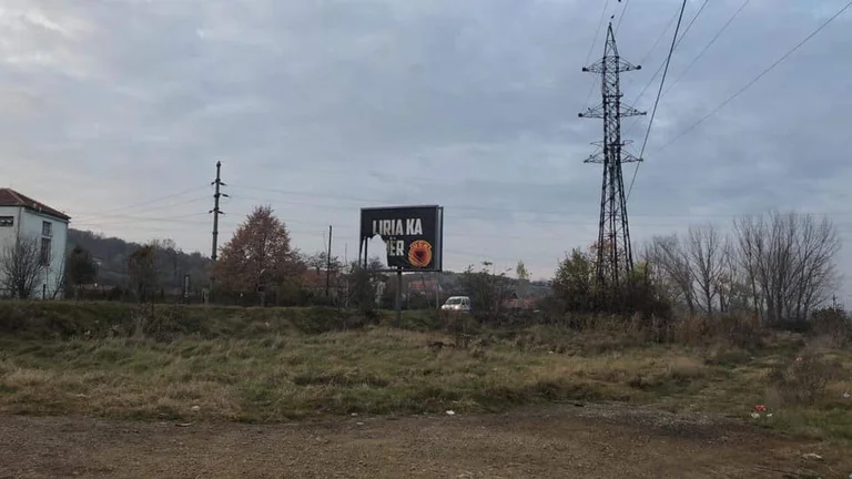 Distruggere il cartellone “La libertà ha un nome