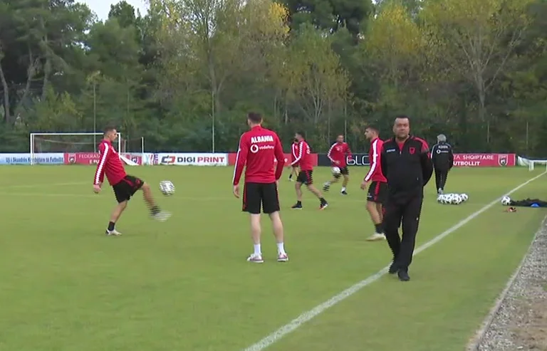 Reds begin preparations for Belarus, Reja divides the team into two groups