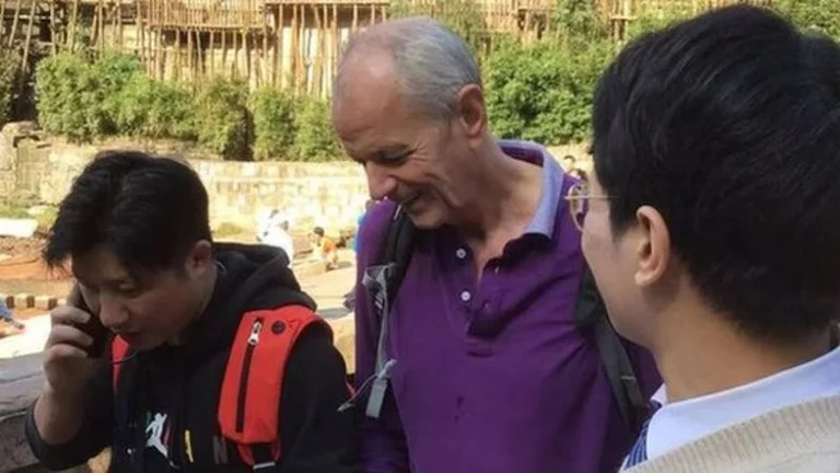 Dramatic: British diplomat dives into the water and saves Chinese student (Video)