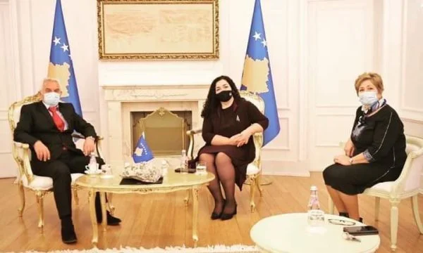 Vjosa Osmani Eltern gehen für “für Essen” im Amt des Präsidenten