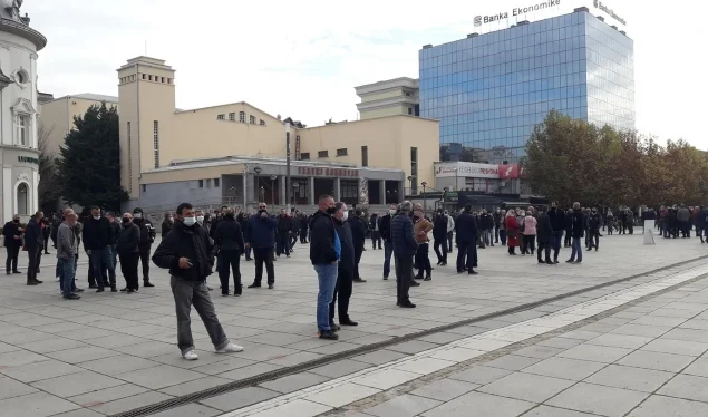 Telekom workers protest with the “slogan I work, Devolles enrich”