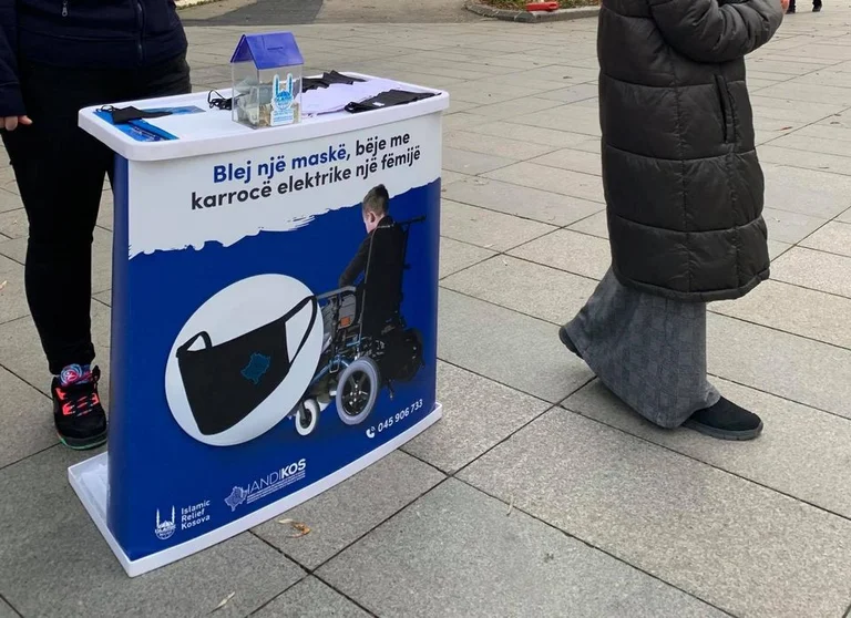Compra una máscara, cargue un niño discapacitado