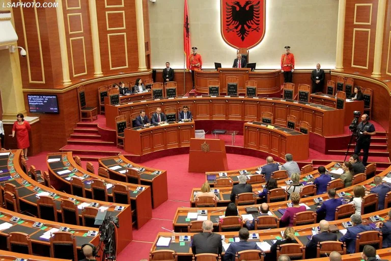 Un diputado expulsado durante 5 días del Parlamento de Albania